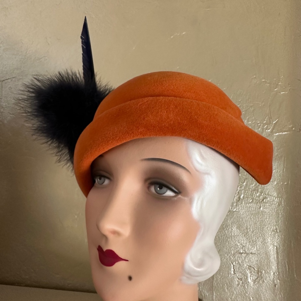 IMPOSING 1950s' DESIGNER MR. JOHN ORANGE FELT CLOCHE  + NAVY/WHITE FEATHERS - Picture 7 of 11